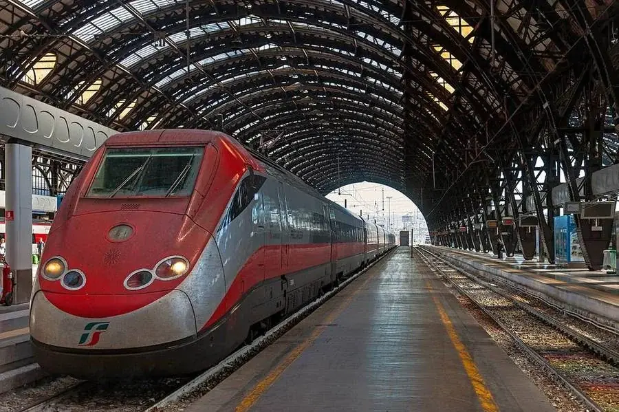 Ein Frecciarossa-Hochgeschwindigkeitszug am Bahnsteig von Milano Centrale