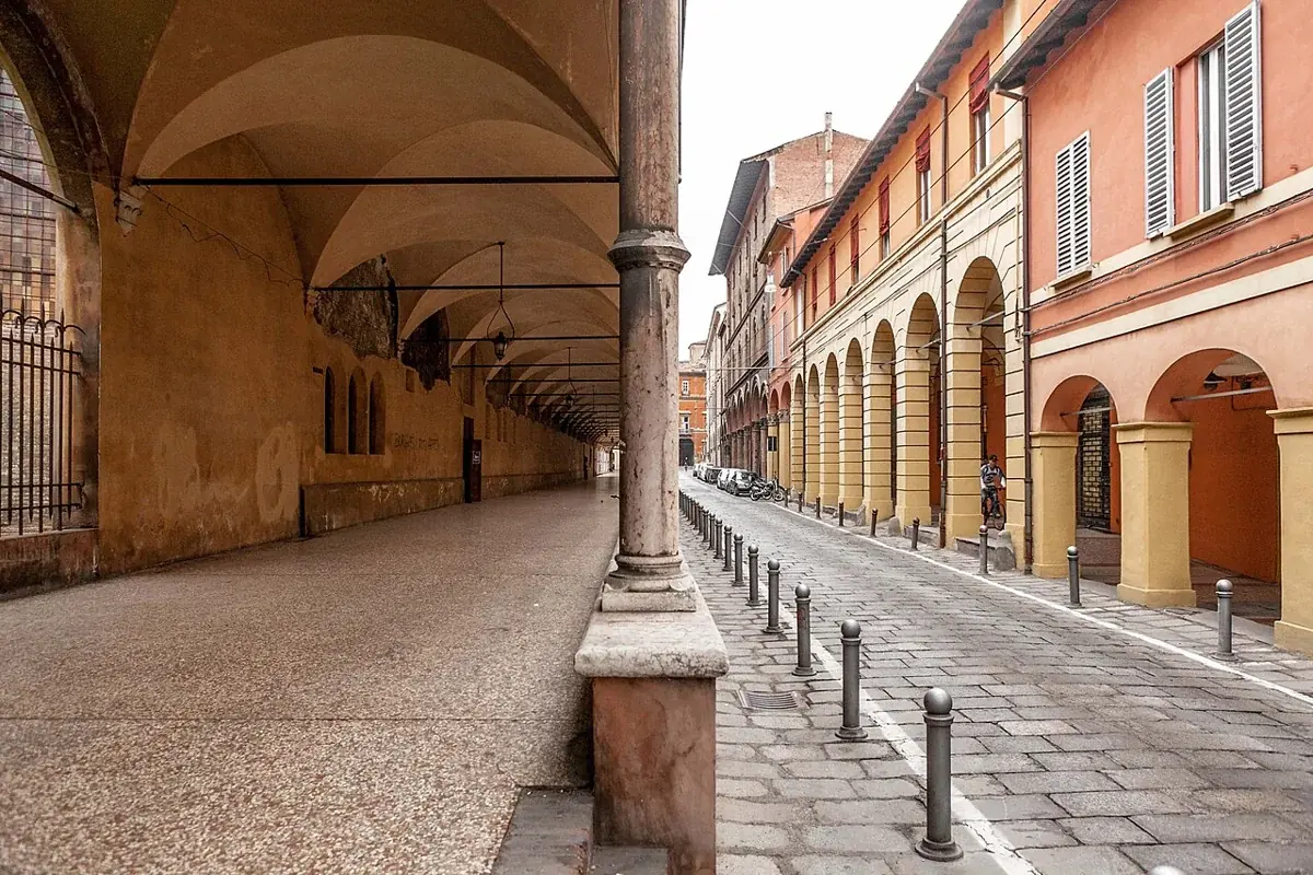 Ein langer Laubengang in Bologna