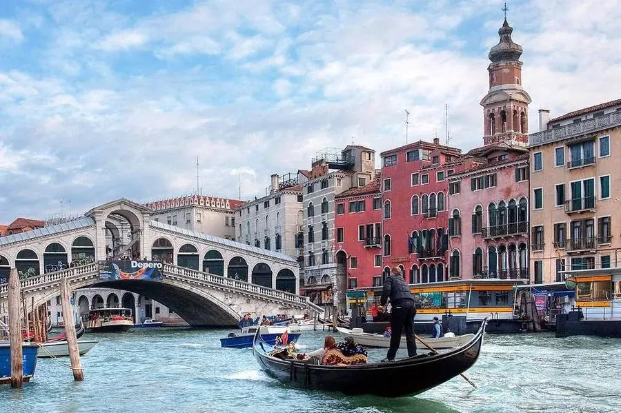 Eine Gondel auf dem Canal Grande nahe der Rialtobrücke