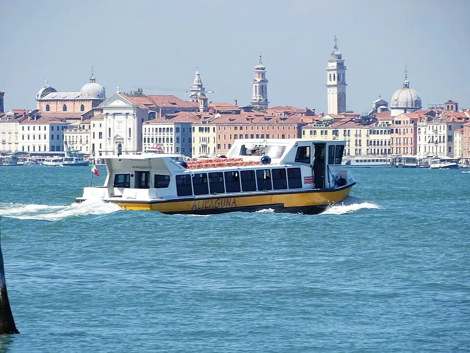 Ein Alilaguna-Flughafenboot in Venedig