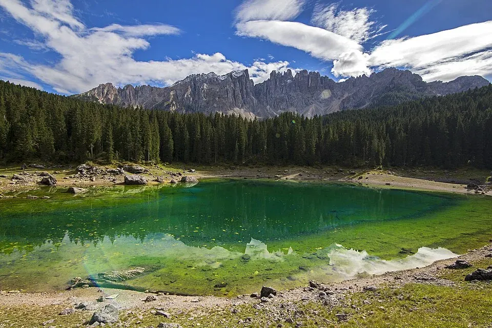 Der Karersee in den Dolomiten