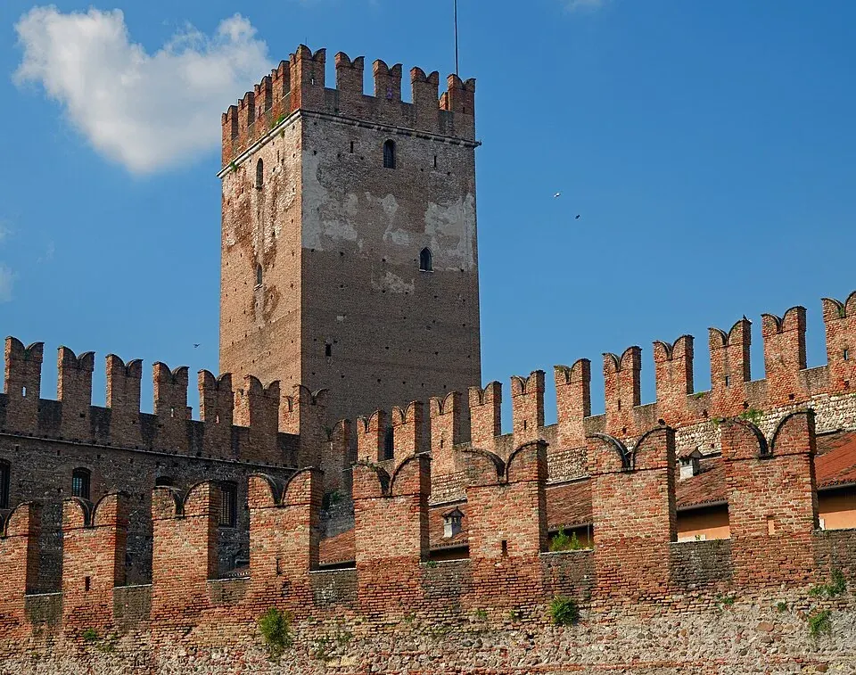 Mauern und Turm des Castelvecchio in Verona