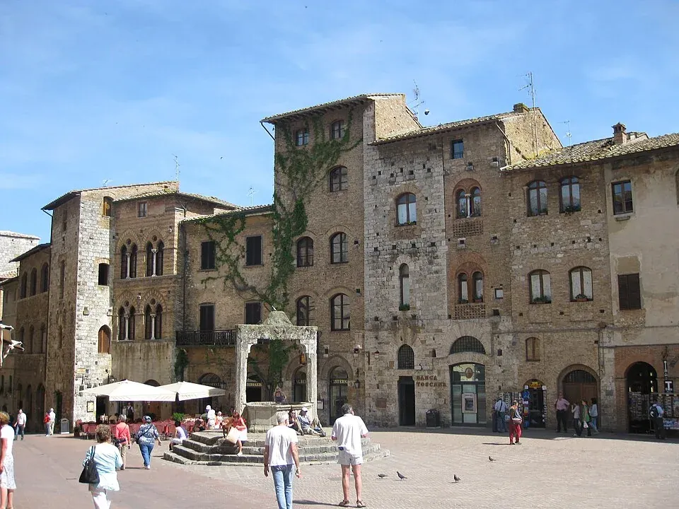 Die Piazza della Cisterna in San Gimignano