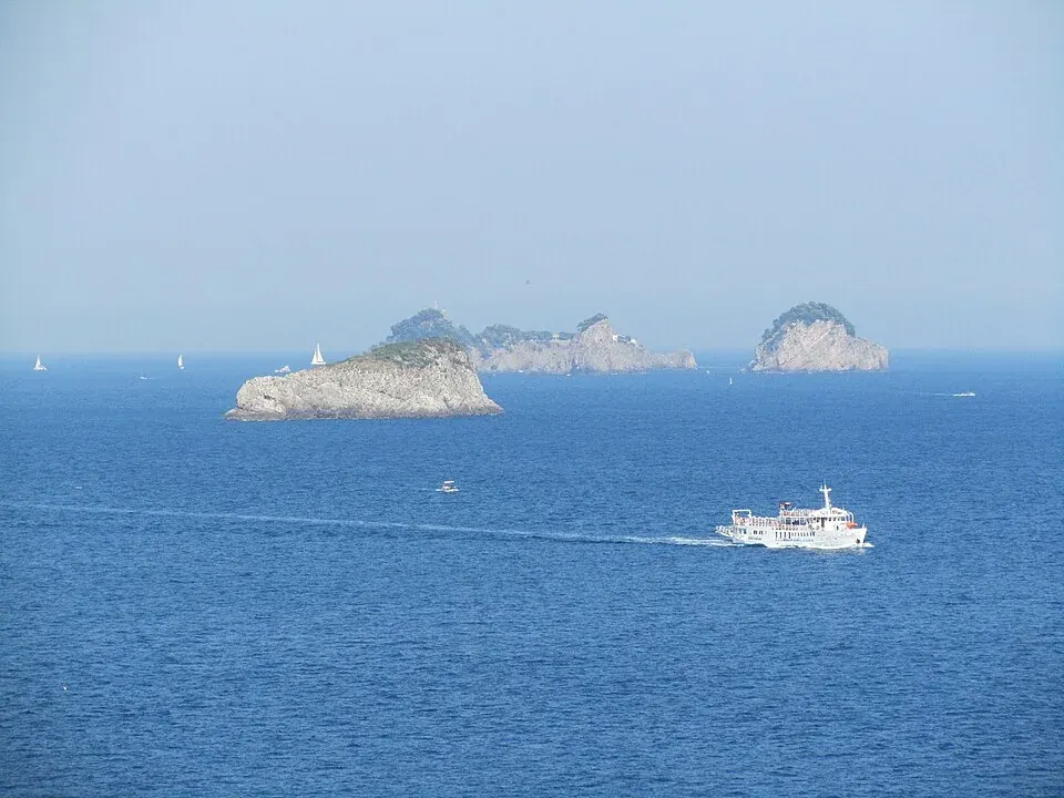 Die Inselgruppe Li Galli vor Positano