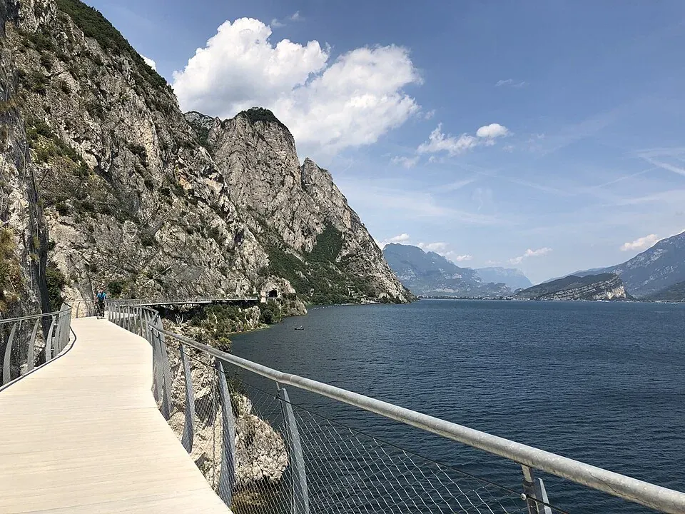 Der Radweg bei Limone am Gardasee