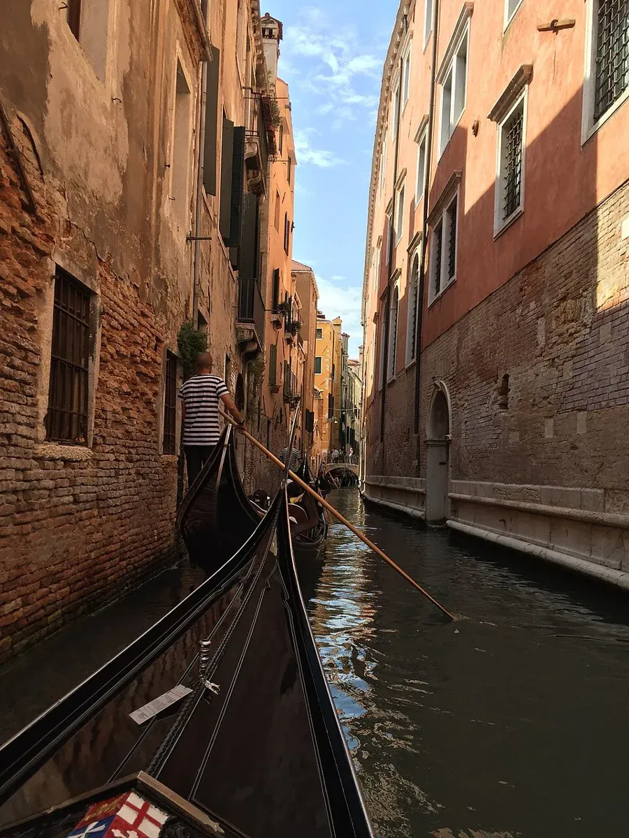 Eine Gondel in einem schmalen Kanal in Venedig