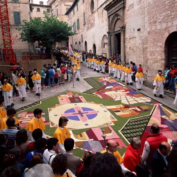 Blütenteppiche bei der Infiorata in Spello