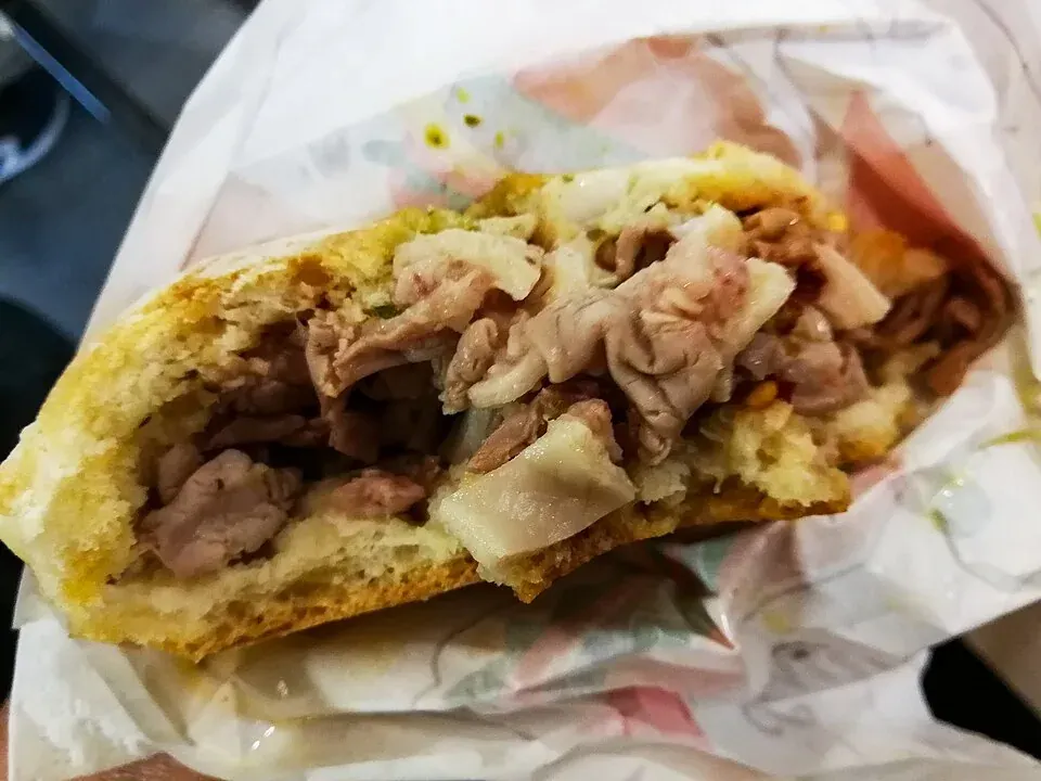 Ein mit Lampredotto gefülltes Brötchen