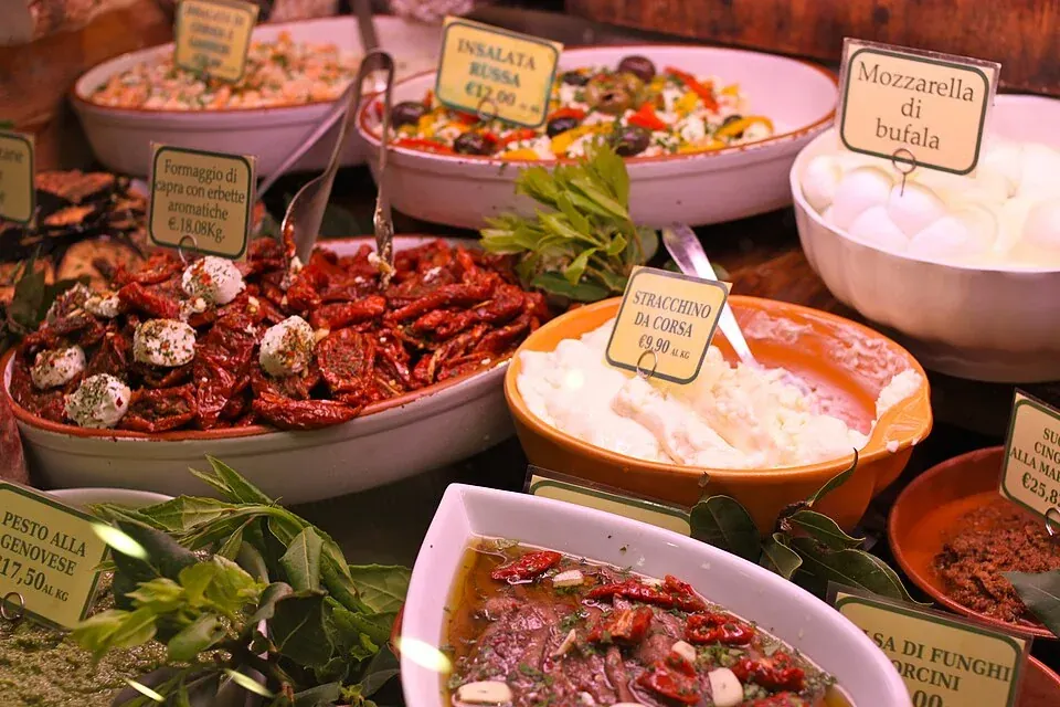 Lebensmittelstände im Mercato Centrale in Florenz