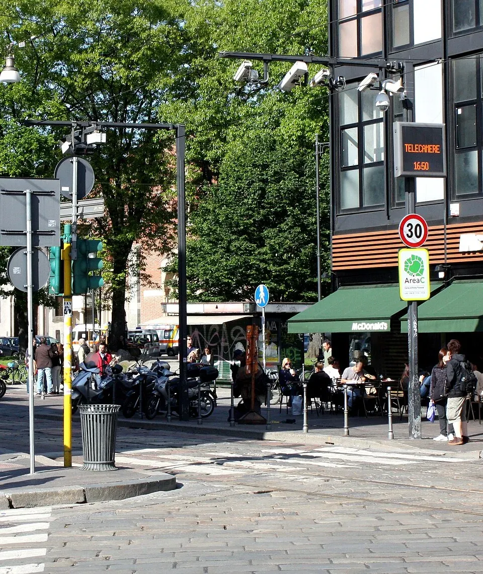 Hinweis auf die Zufahrtszone Area C in Mailand