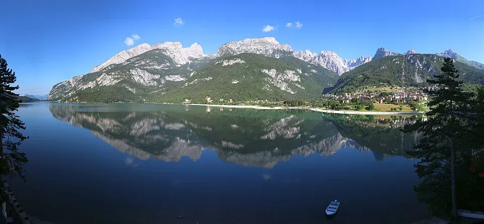 Der Molvenosee vor den Brenta-Dolomiten
