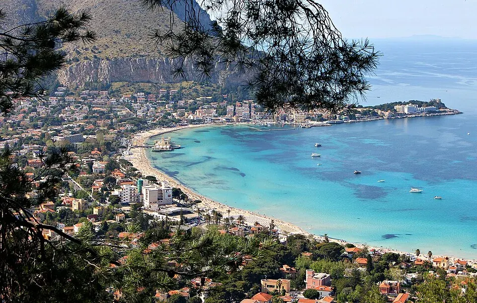 Der Strand von Mondello bei Palermo