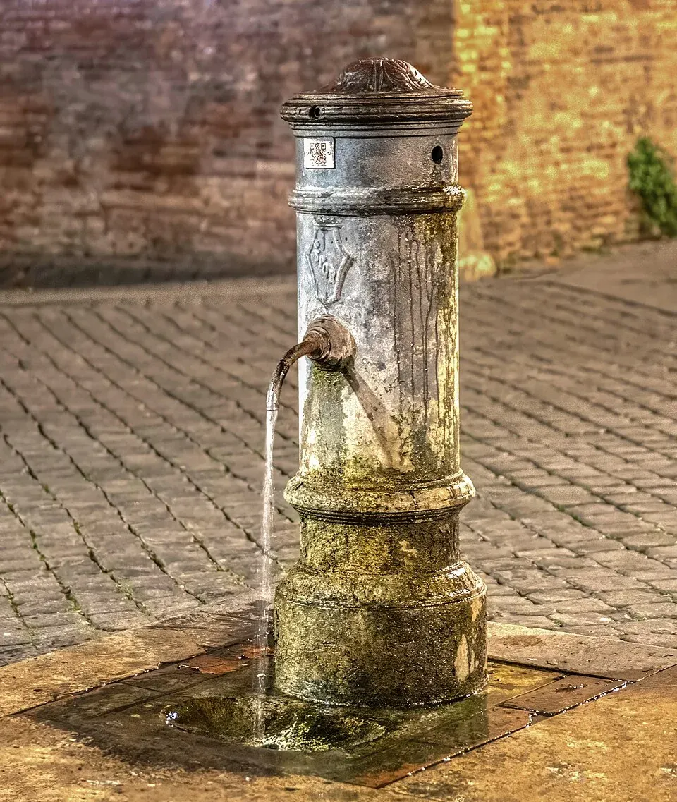 Ein Nasone-Trinkbrunnen in Rom