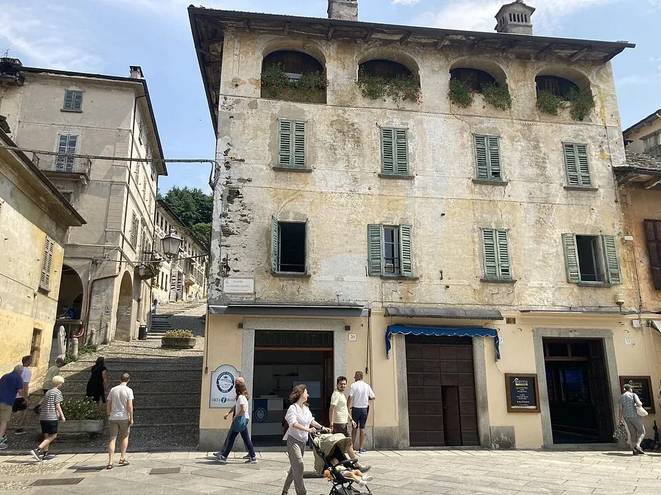 Die Piazza Motta in Orta San Giulio