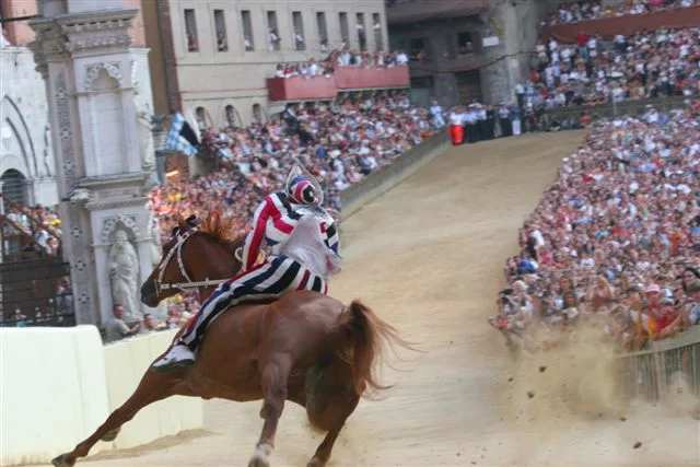 Der Palio auf der Piazza del Campo in Siena