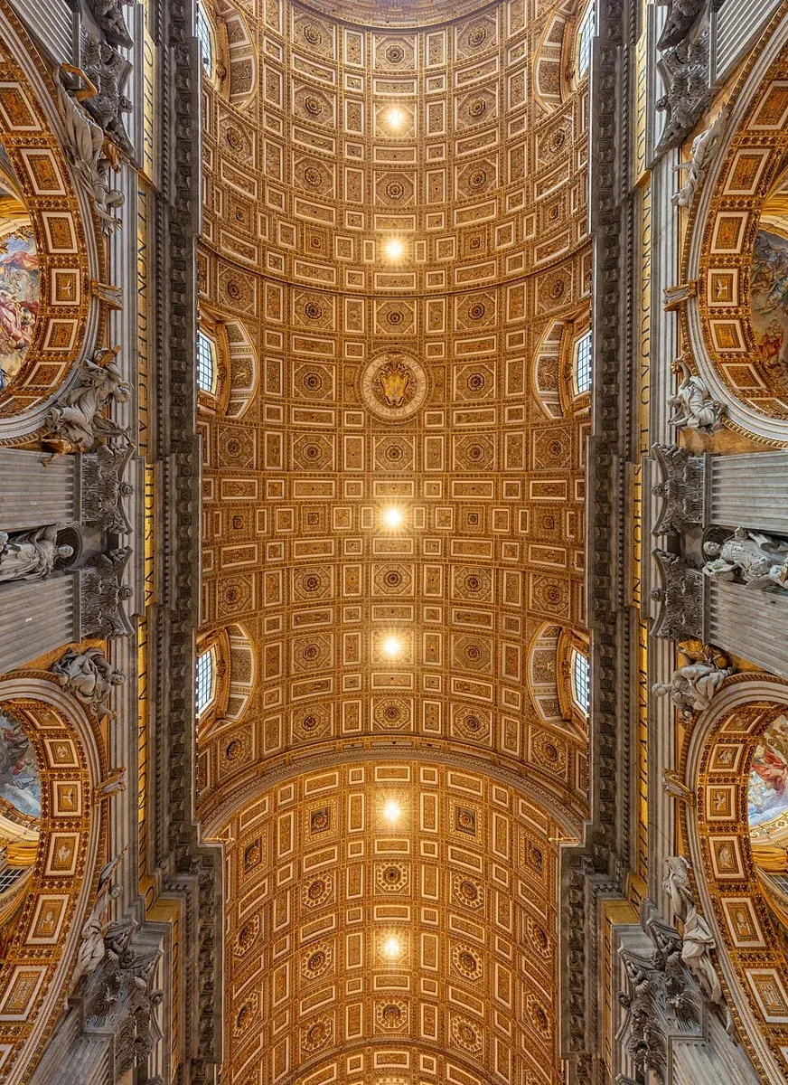 Innenraum des Petersdoms im Vatikan