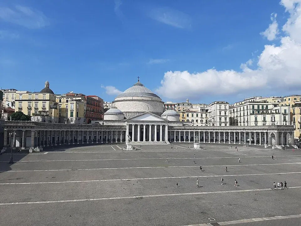 Die Piazza del Plebiscito in Neapel