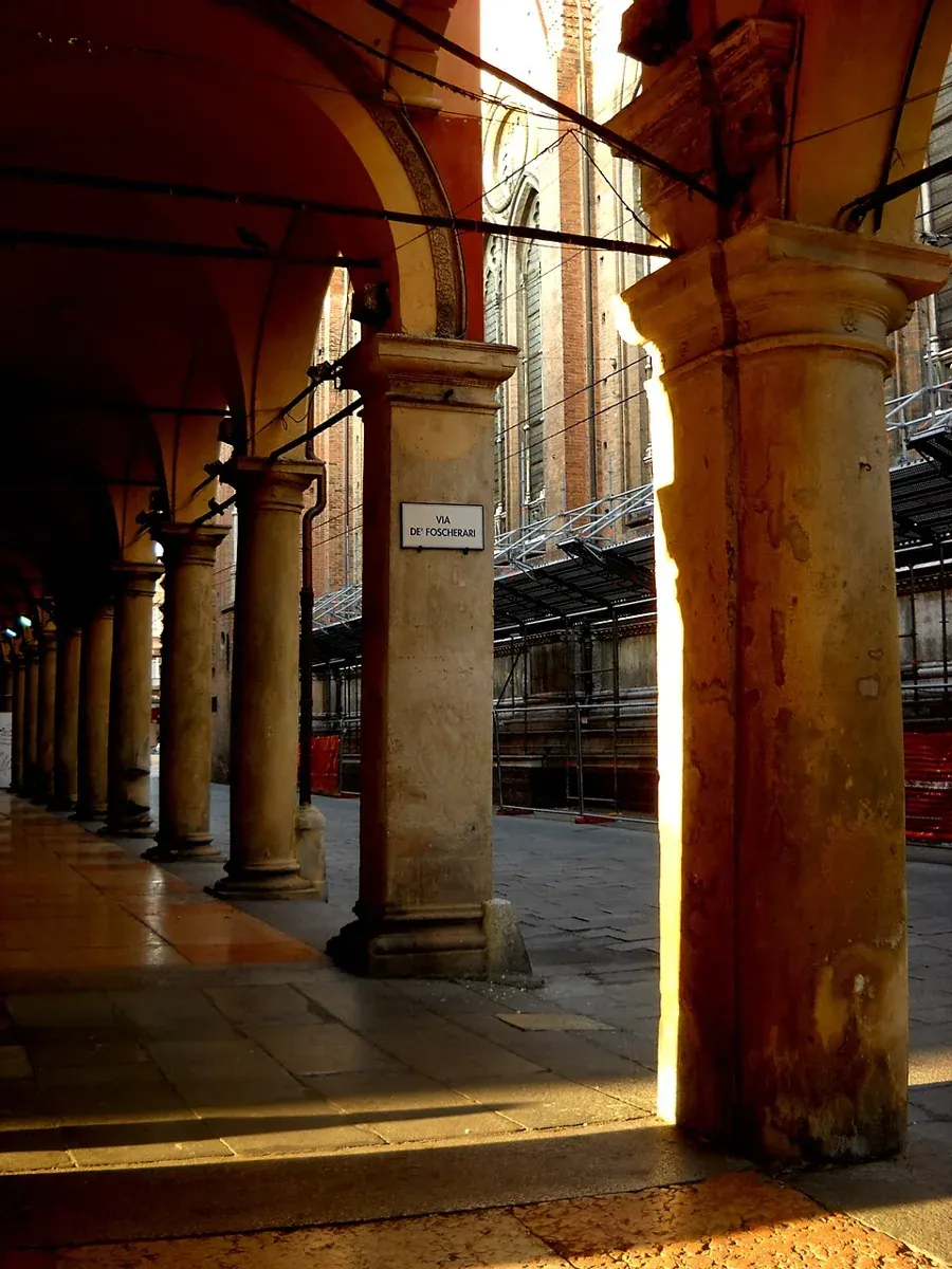 Arkaden an der Via dell’Archiginnasio in Bologna