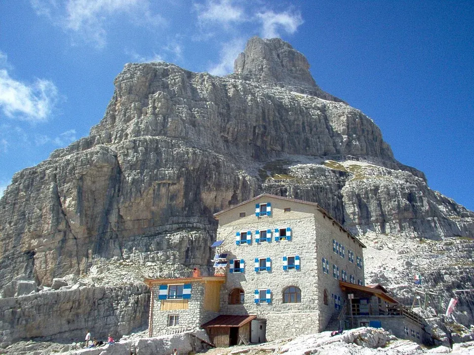 Eine Berghütte in den Dolomiten