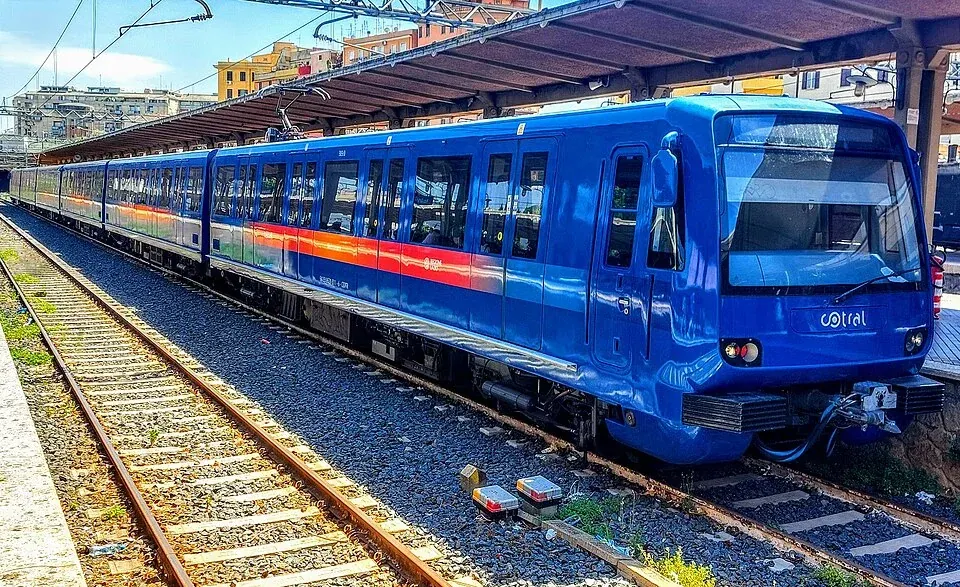 Zug der Bahnstrecke Rom–Lido