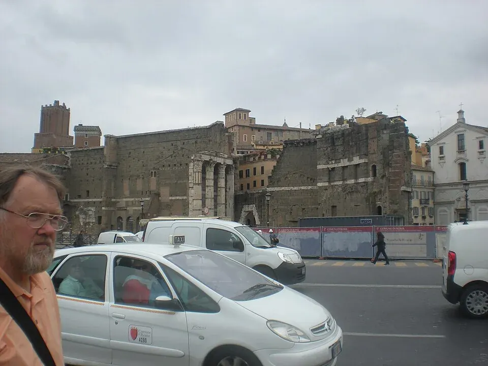Ein weißes Taxi in Rom