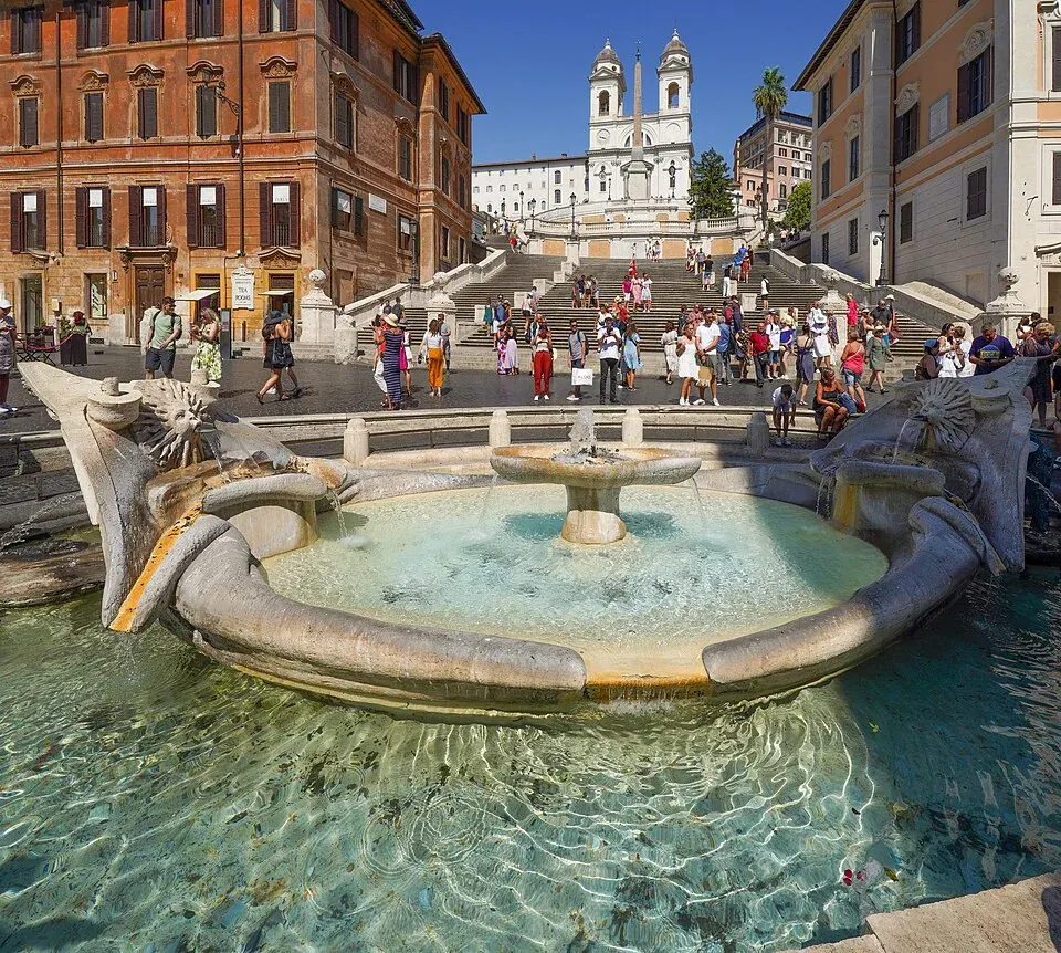 Die Fontana della Barcaccia vor der Spanischen Treppe