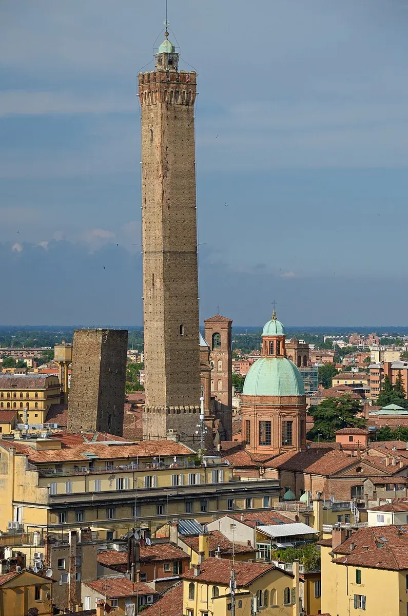 Asinelli und Garisenda über den Dächern von Bologna