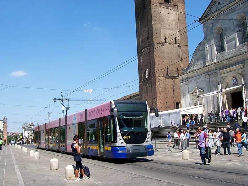 Eine Straßenbahn in Turin