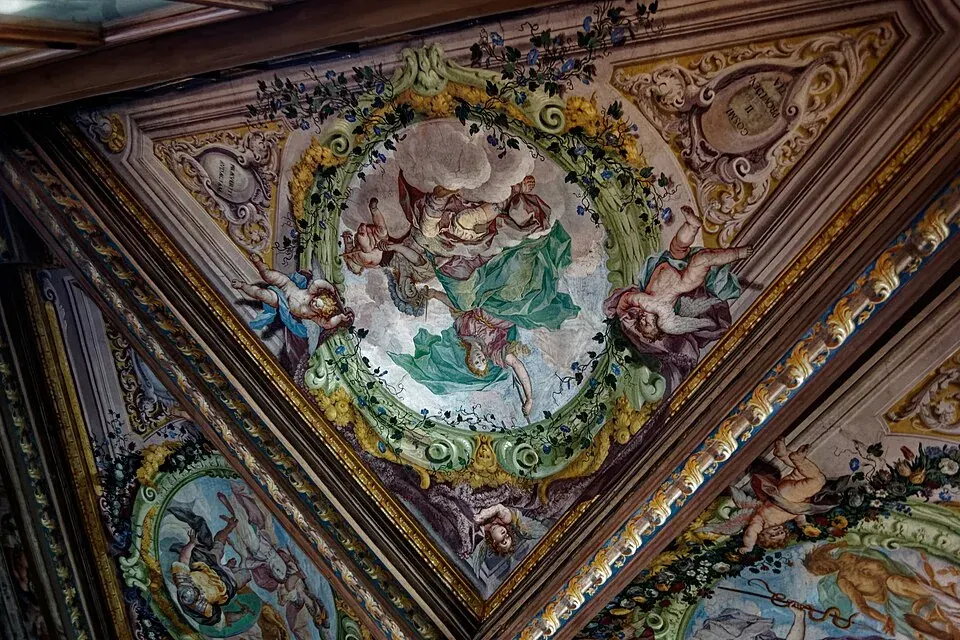 Deckenmalereien in einem Korridor der Uffizien