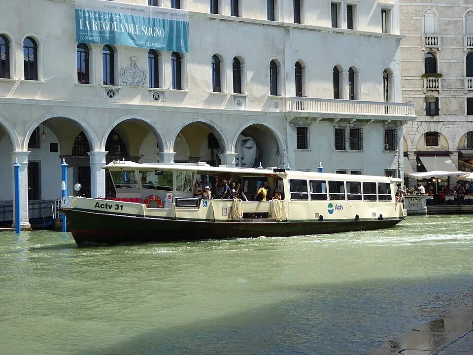 Ein Vaporetto in Venedig