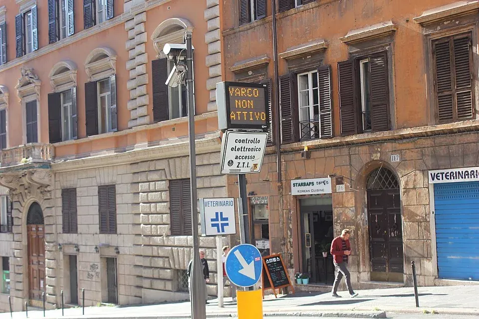 Zufahrtsbeschränkung einer ZTL an der Via Cavour in Rom