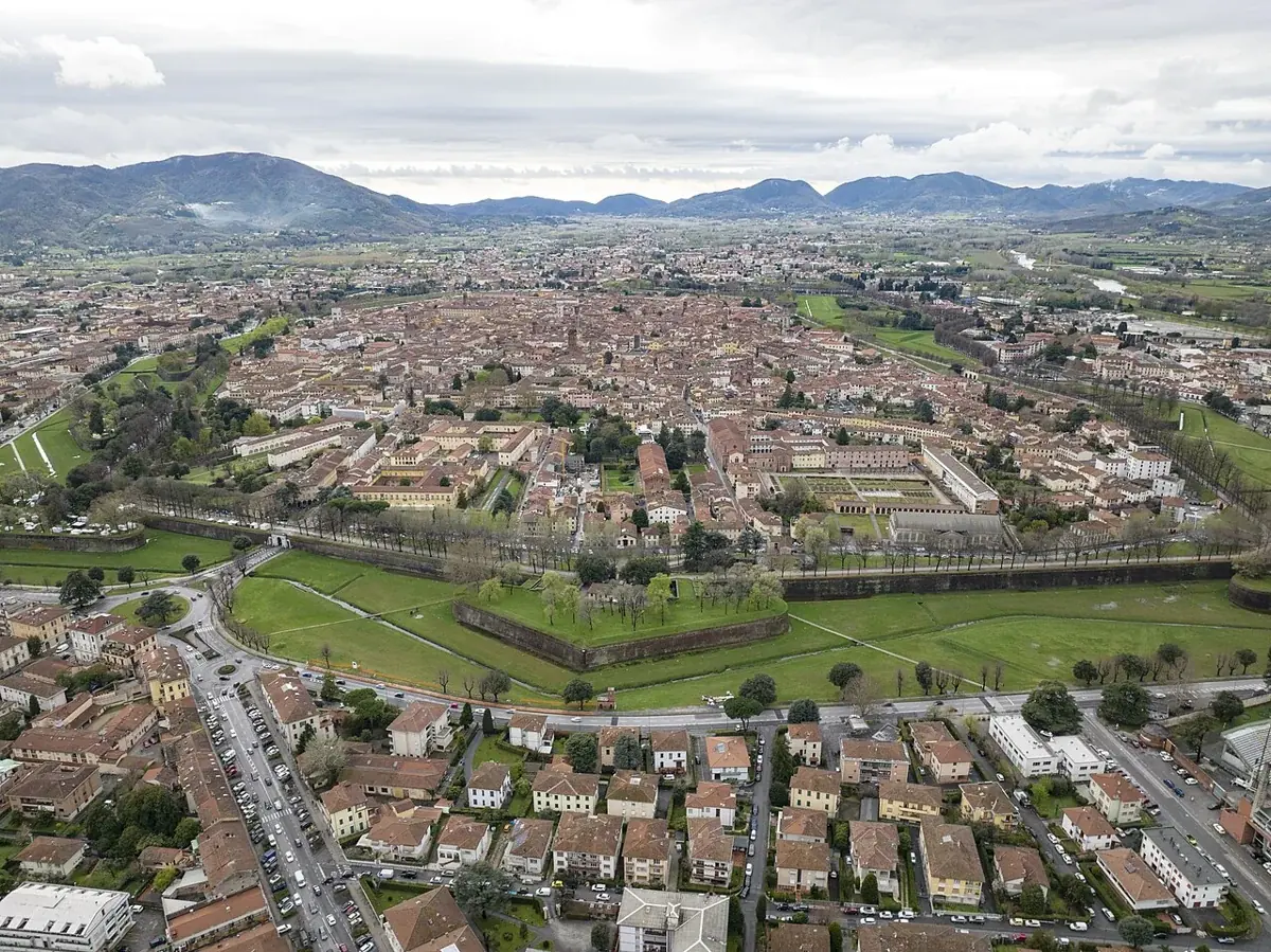Lucca mit seiner Stadtmauer aus der Luft