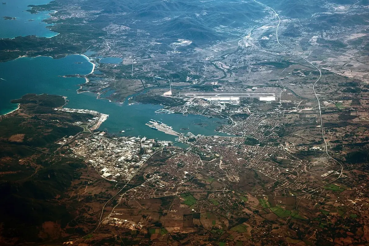 Olbia mit Hafen und Flughafen aus der Luft
