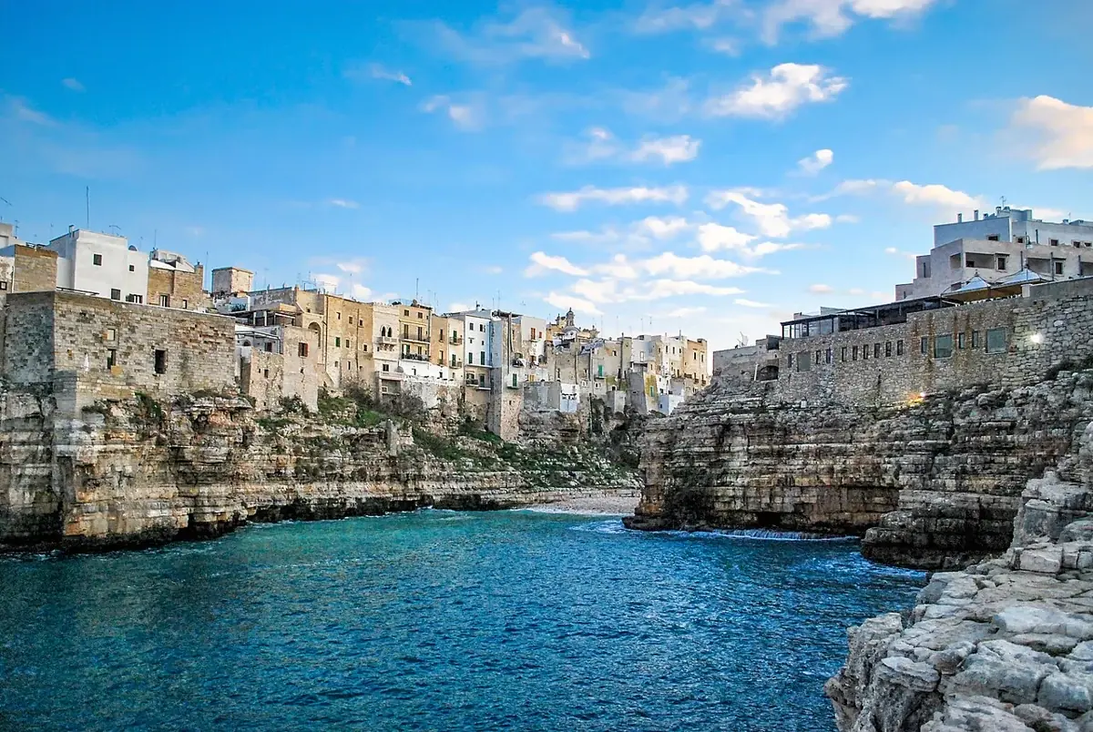 Polignano a Mare über einer Felsbucht an der Adria