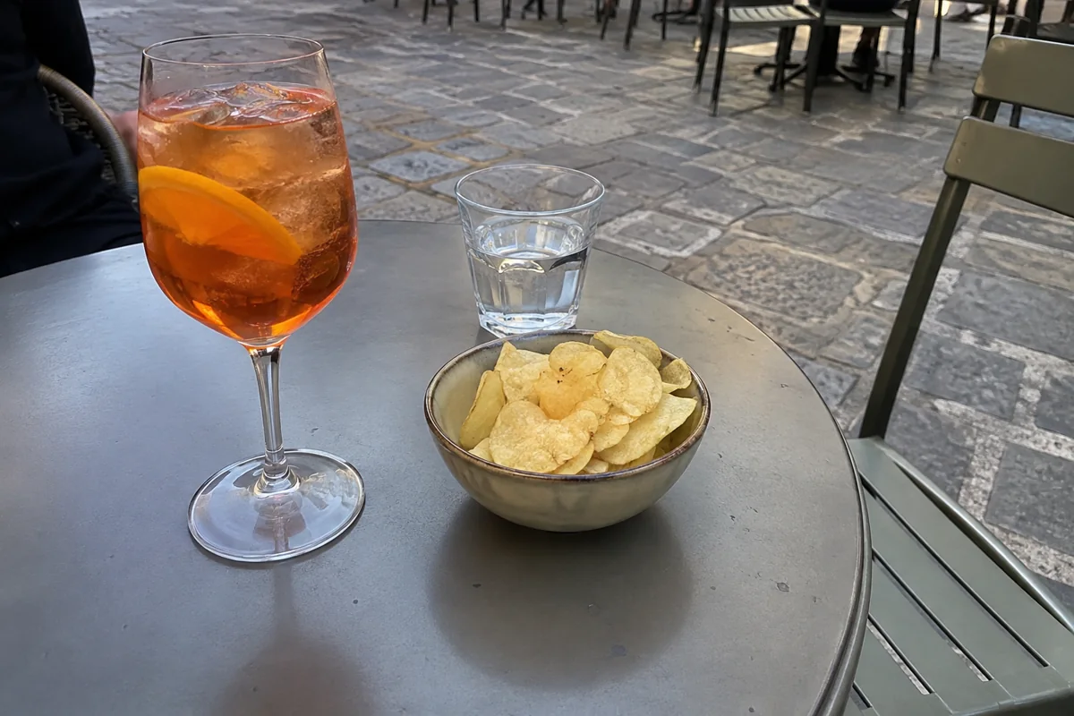 Spritz und kleine Snacks zum Aperitivo