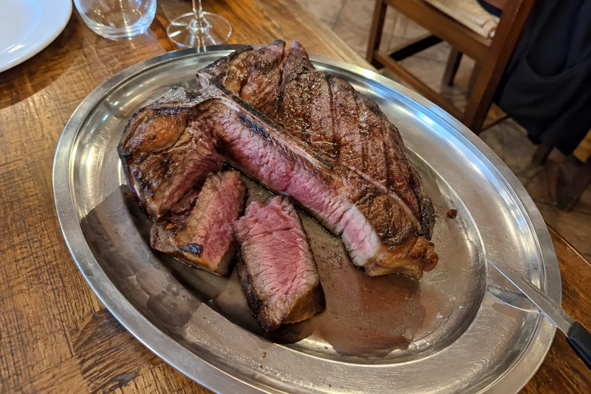 Bistecca alla fiorentina auf einer Servierplatte