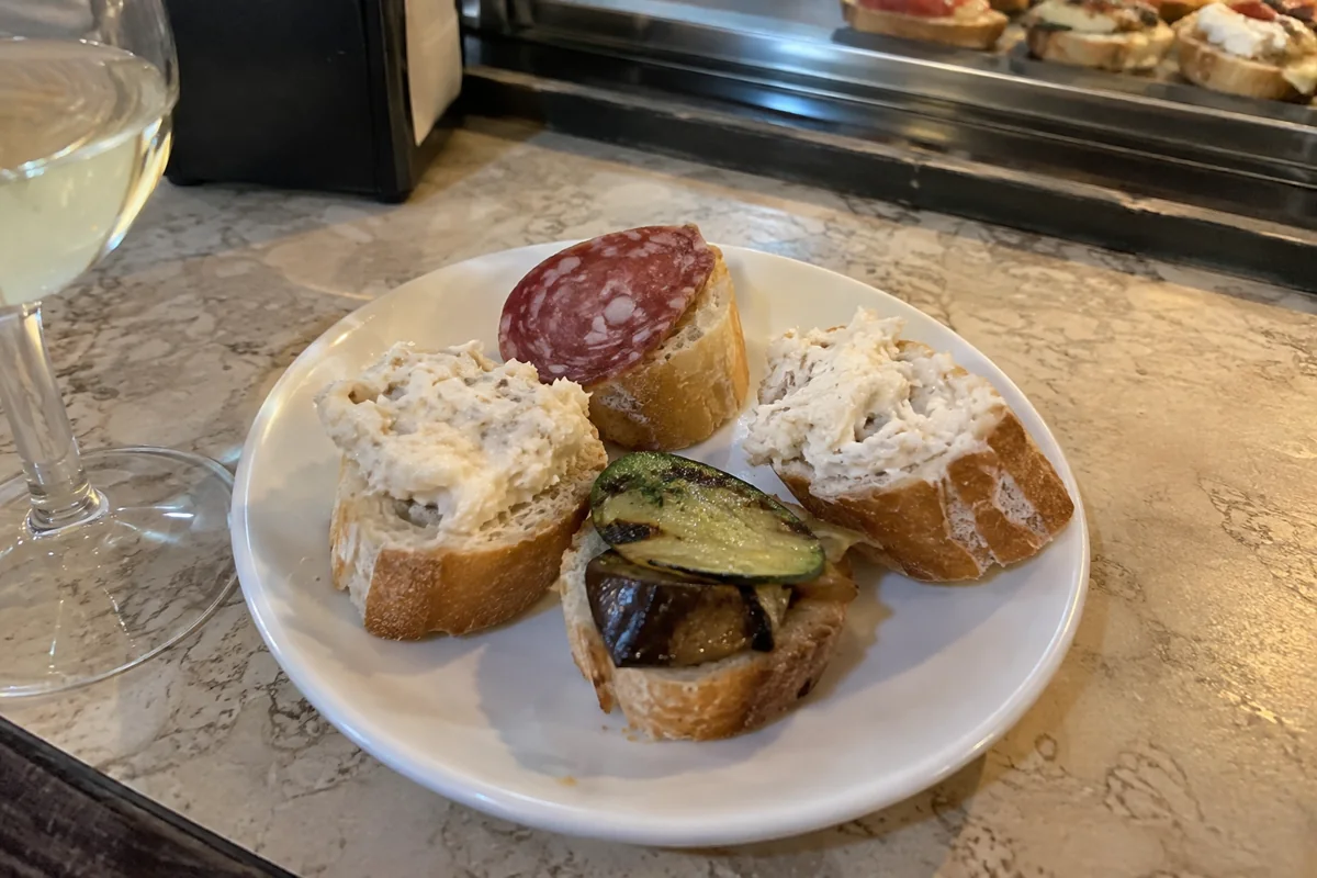 Cicchetti mit Baccalà, Salami und Gemüse