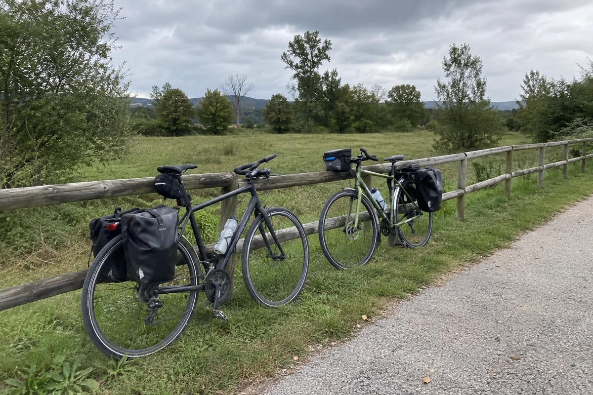 Tourenräder mit Gepäcktaschen am Wegesrand