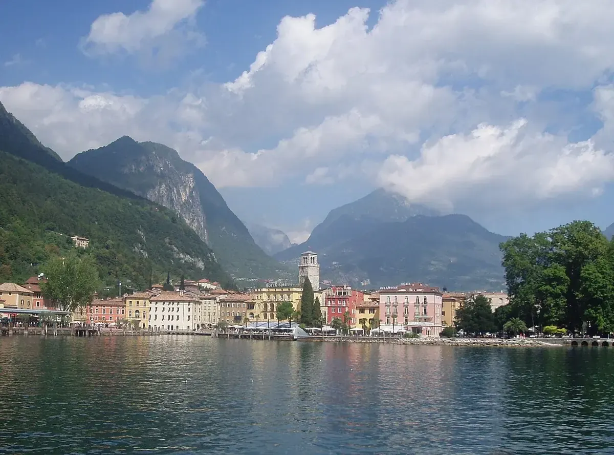 Riva del Garda zwischen See und Bergen