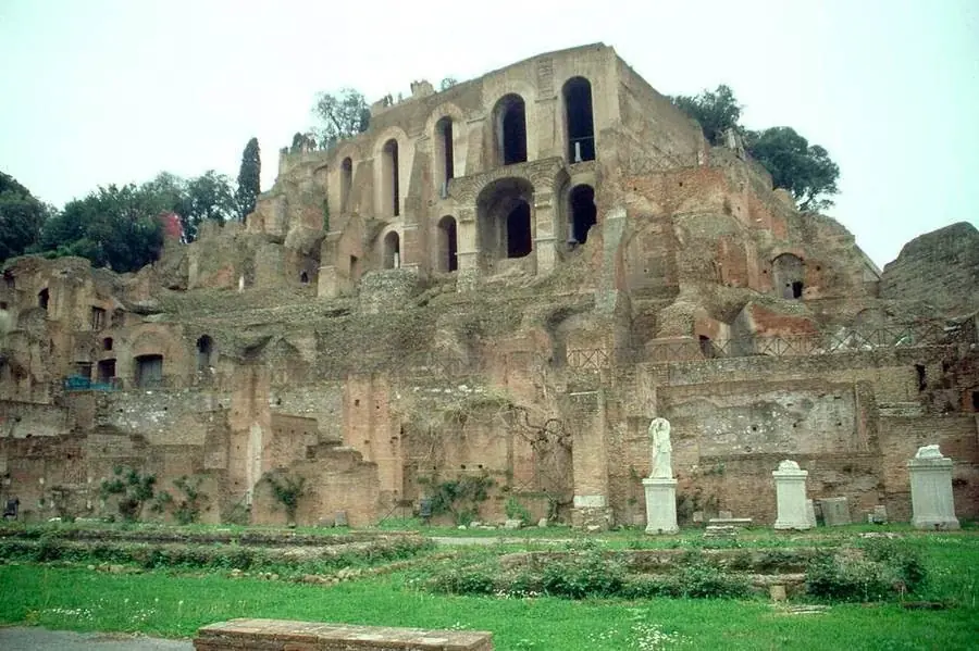 Ruinen und Säulen im Forum Romanum in Rom