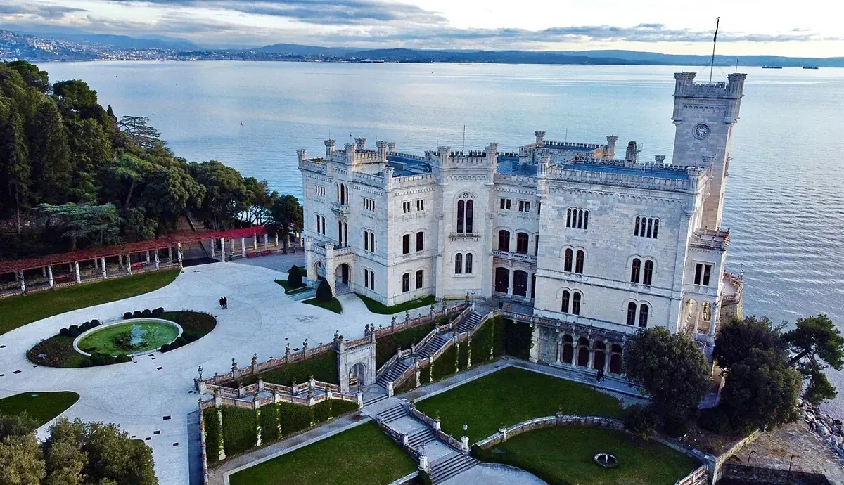 Schloss Miramare an der Küste von Triest