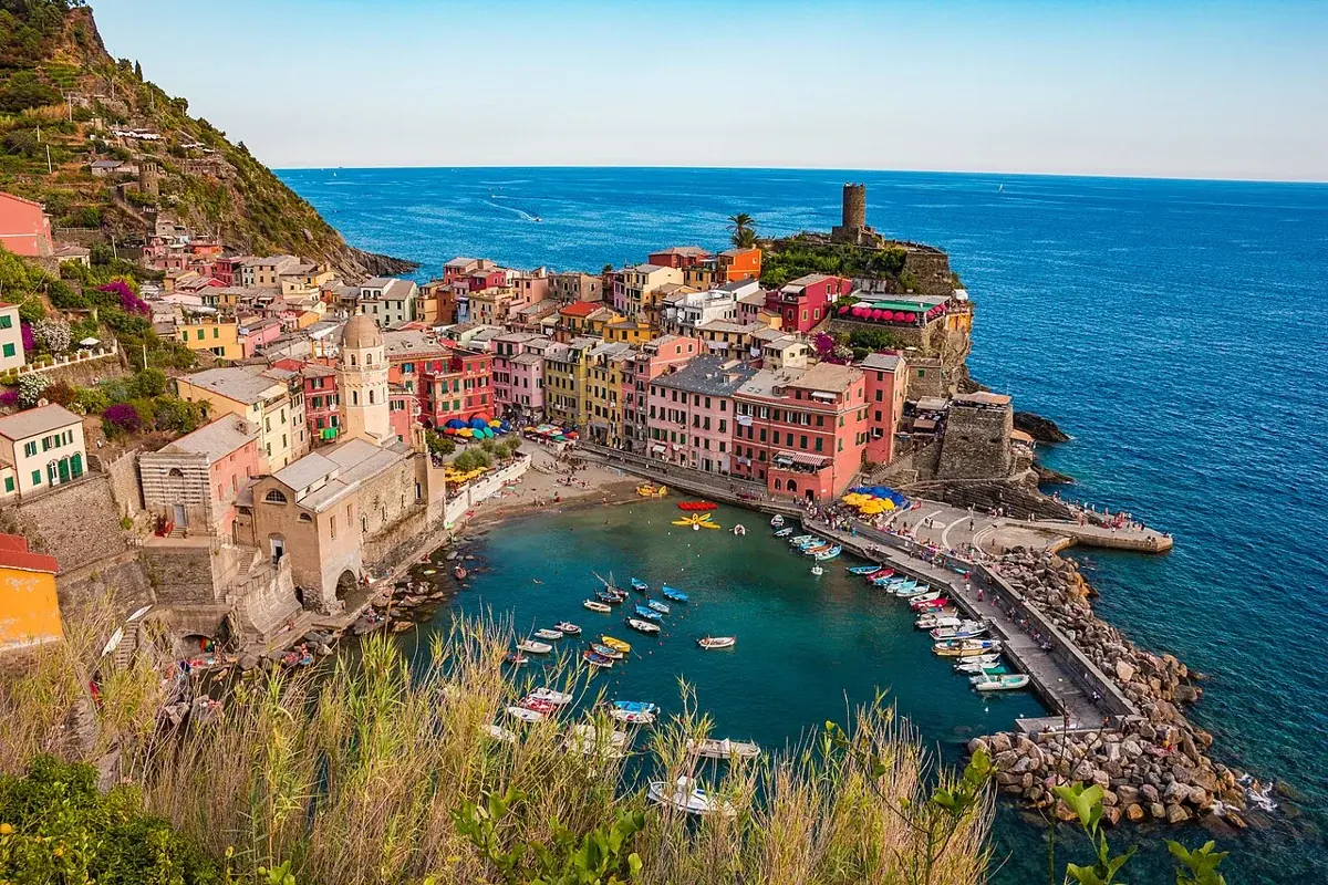 Vernazza mit Hafen und bunten Häusern an der ligurischen Küste